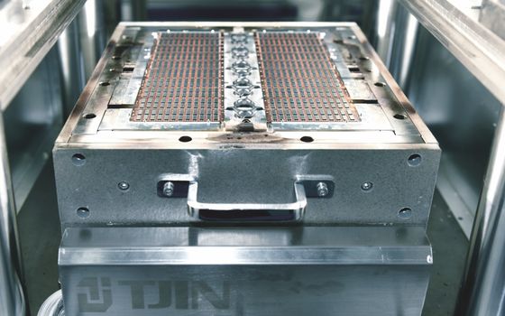 Peralatan kemasan semikonduktor produktivitas tinggi Perangkat cetakan chip